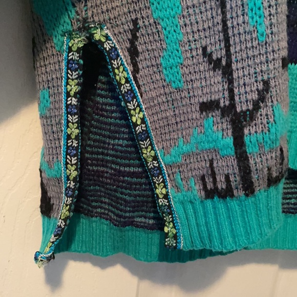 Vintage woven Paris sweater w/embroidered bits. - Picture 2 of 3